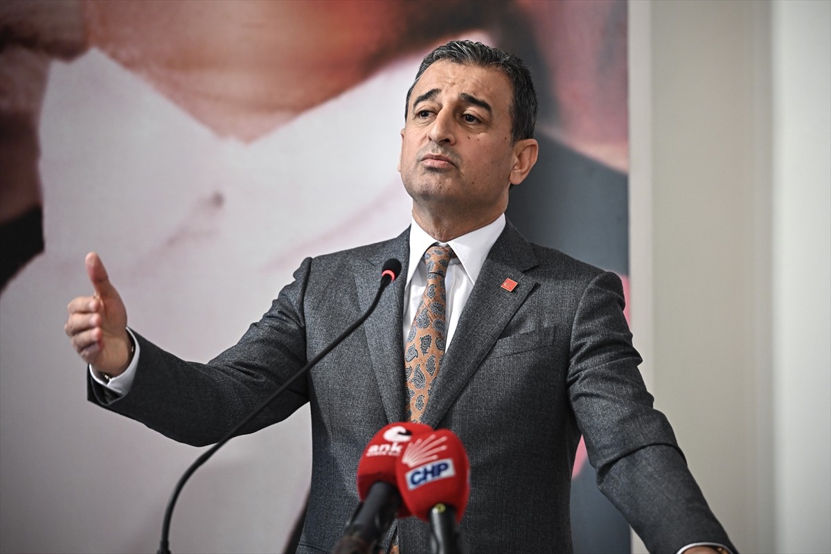 CHP Genel Başkan Yardımcısı Burhanettin Bulut, partisinin Halkla İlişkiler ve Medyayla...
