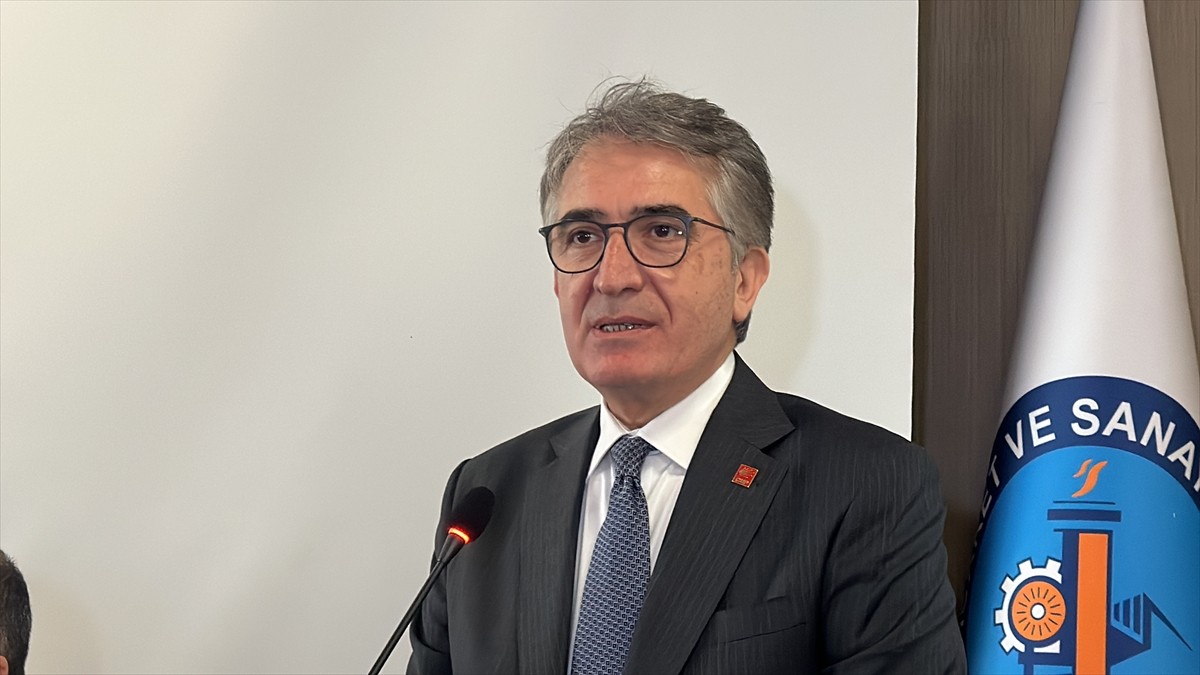 CHP Genel Başkan Yardımcısı Yalçın Karatepe, Hatay'ın İskenderun ilçesinde iş insanlarıyla bir...