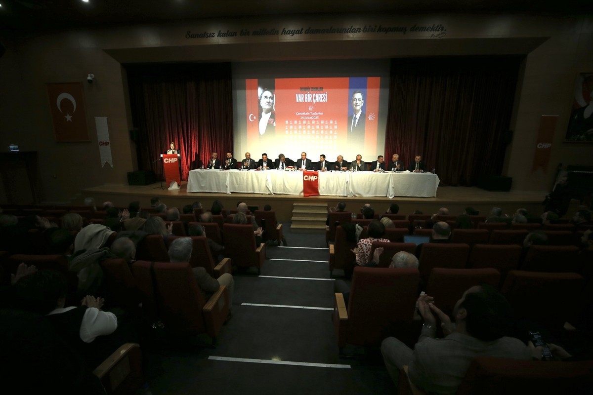 CHP Genel Başkan Yardımcısı Yalçın Karatepe, partisinin Çanakkale Belediye Kültür Merkezi'nde...