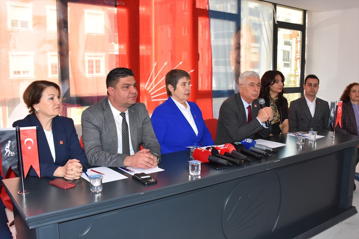 CHP Genel Başkan Yardımcısı Zeliha Aksaz Şahbaz, CHP İl Başkanlığı ziyaretinde düzenlediği basın...