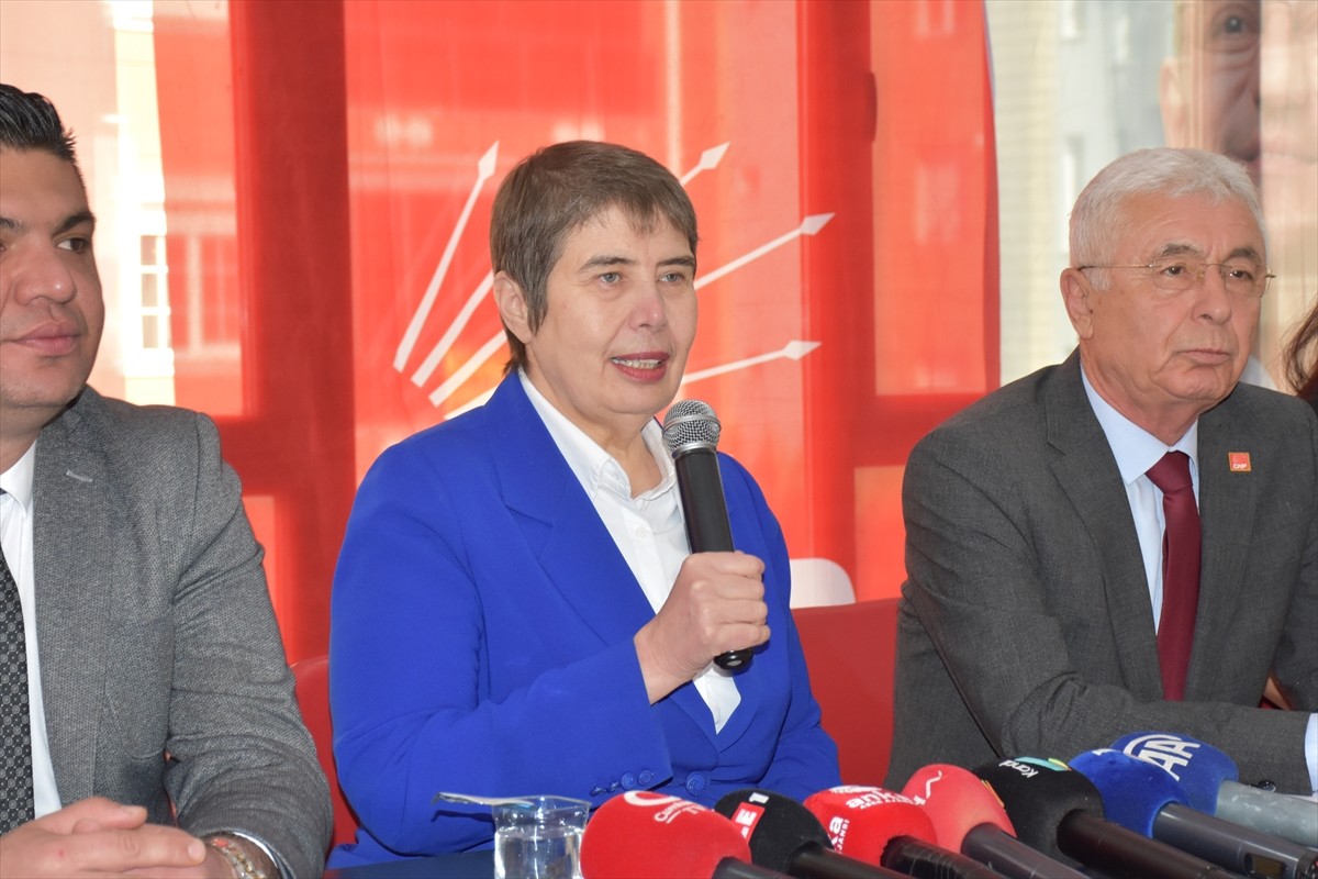 CHP Genel Başkan Yardımcısı Zeliha Aksaz Şahbaz, CHP İl Başkanlığı ziyaretinde düzenlediği basın...
