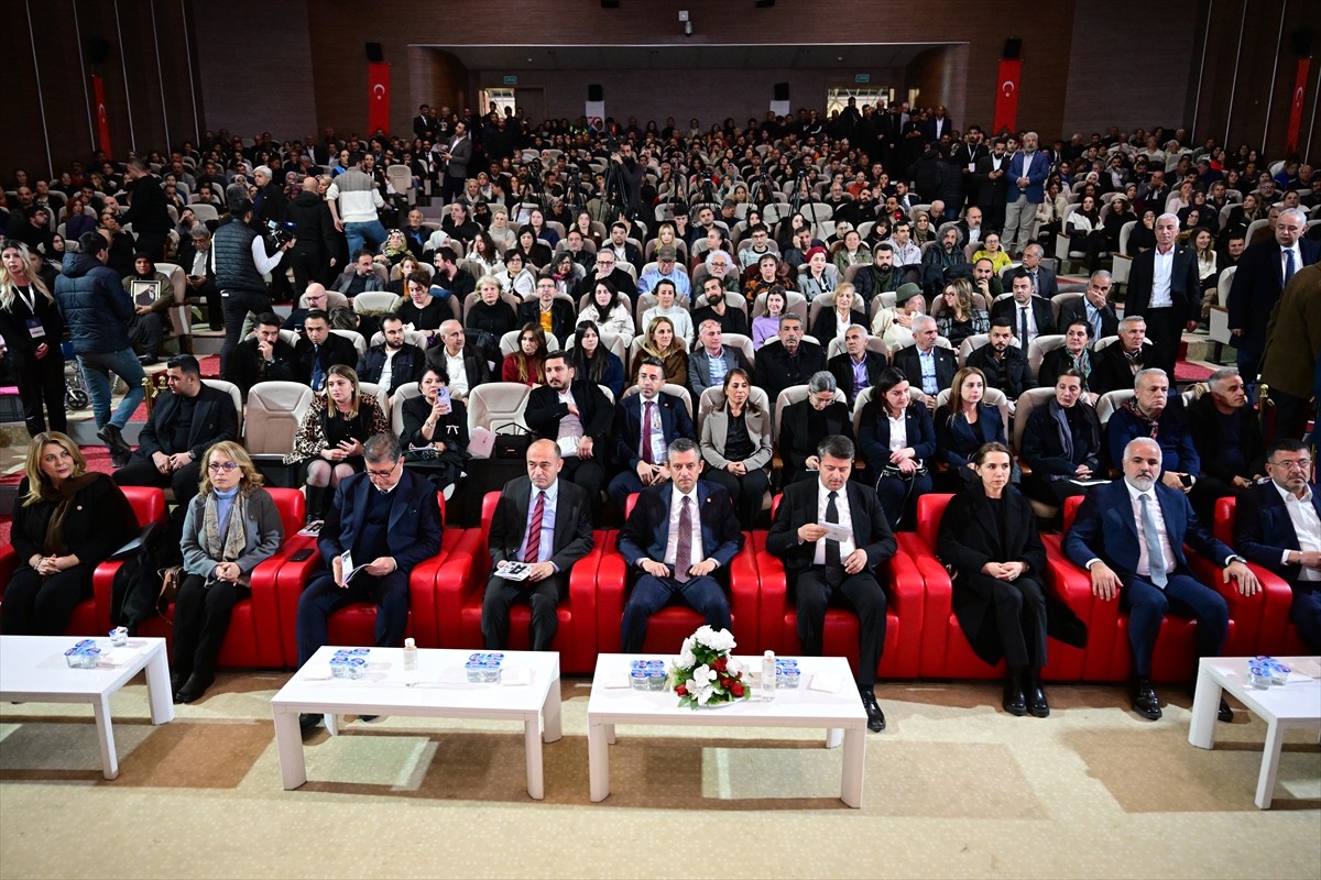 CHP Genel Başkanı Özgür Özel, Adıyaman'da Türkiye Petrolleri Anonim Ortaklığı konferans salonunda...