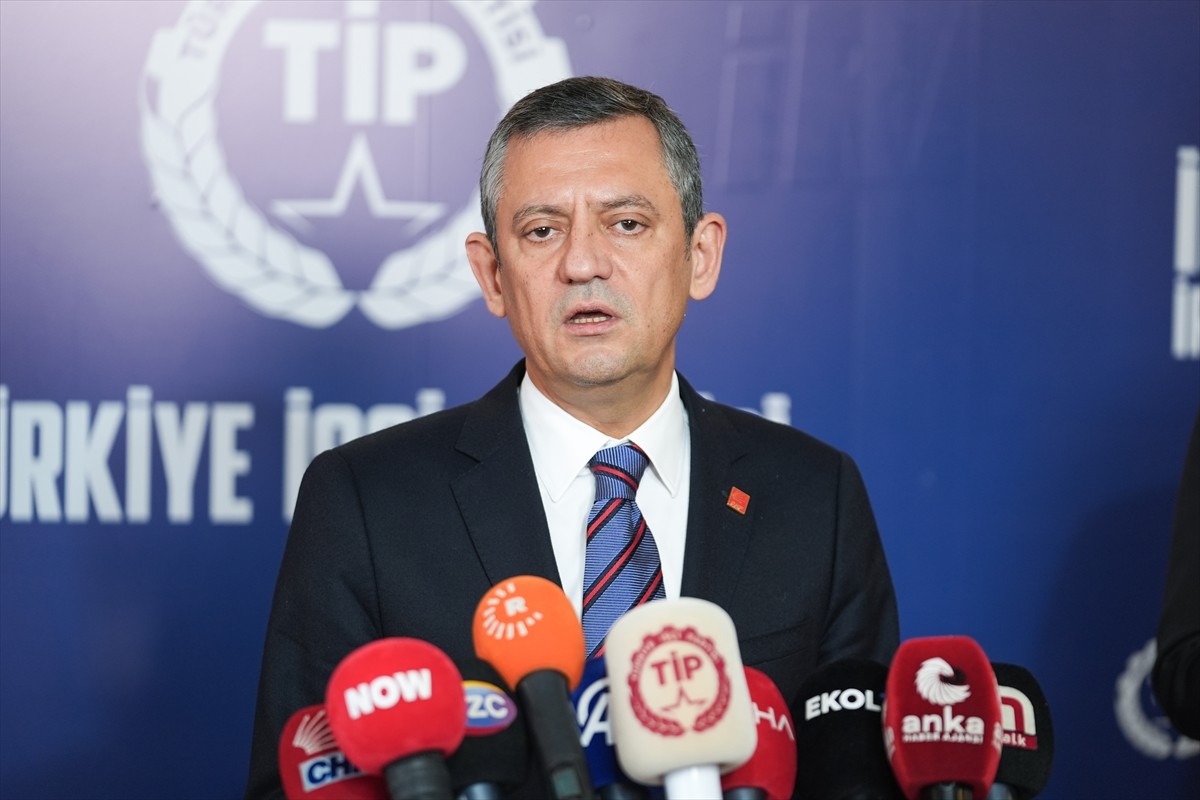 CHP Genel Başkanı Özgür Özel, beraberindeki heyetle Türkiye İşçi Partisinin (TİP) Kadıköy'deki...