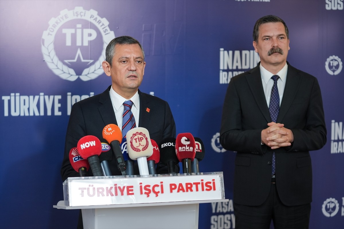 CHP Genel Başkanı Özgür Özel, beraberindeki heyetle Türkiye İşçi Partisinin (TİP) Kadıköy'deki...