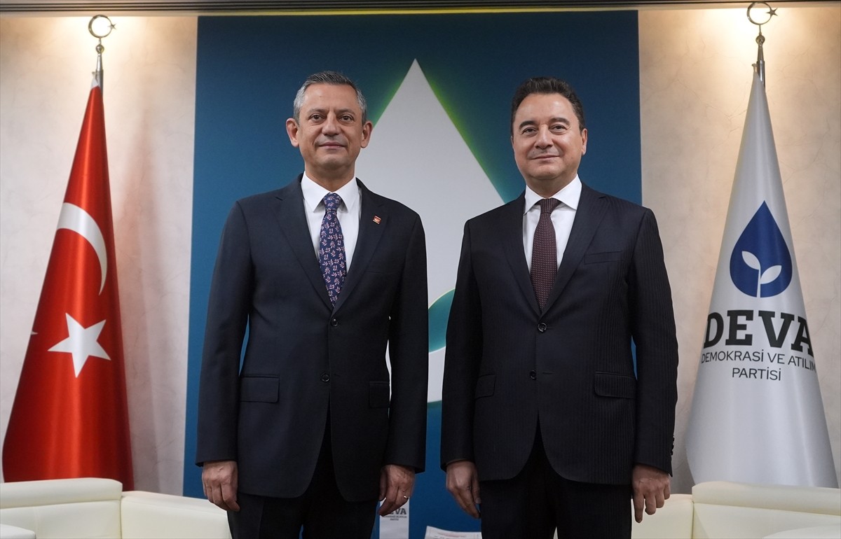 CHP Genel Başkanı Özgür Özel, beraberindeki parti heyetiyle, DEVA Partisi Genel Merkezi'ne gelerek...