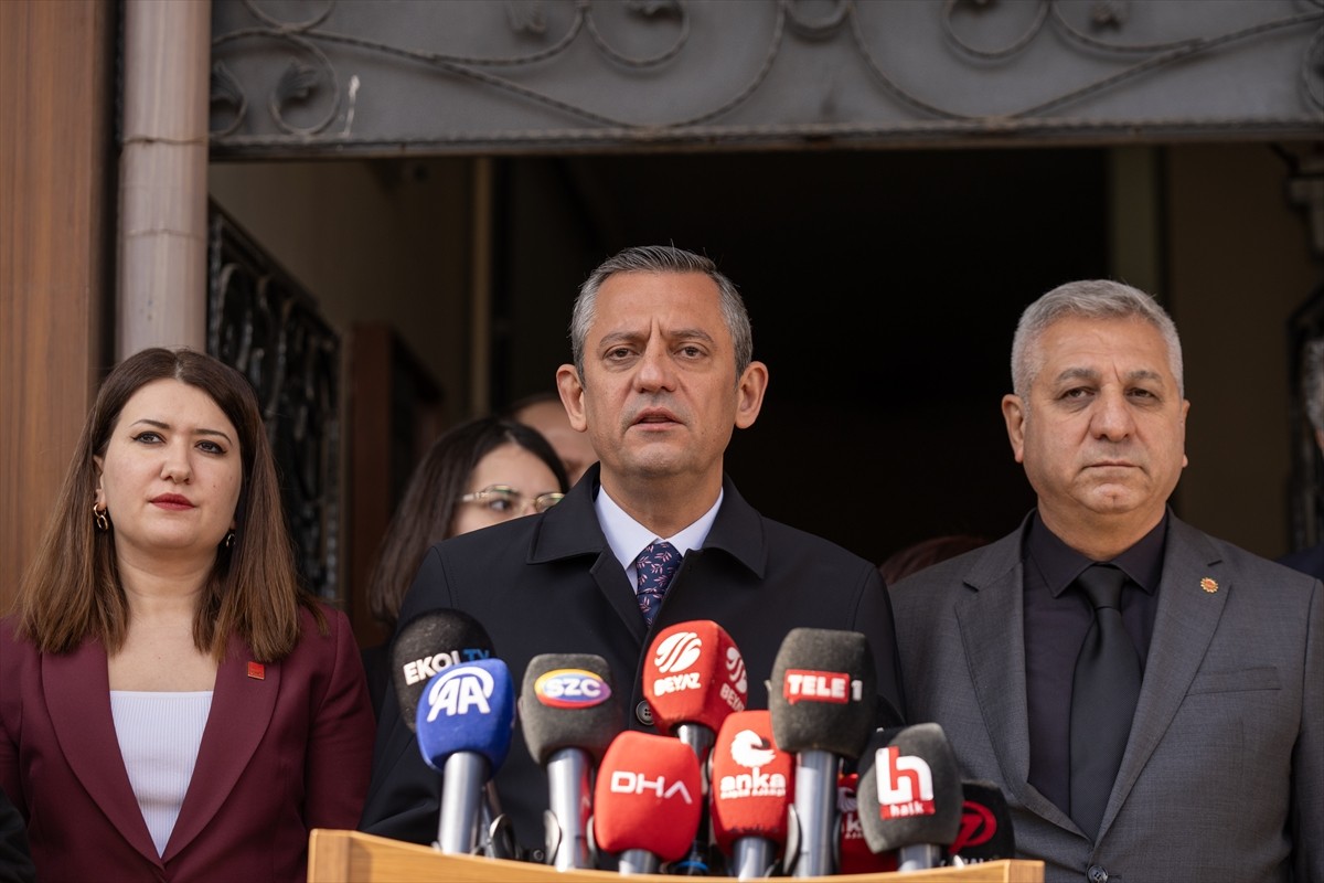 CHP Genel Başkanı Özgür Özel, beraberindeki parti heyetiyle Emek Partisi (EMEP) Genel Başkanı...