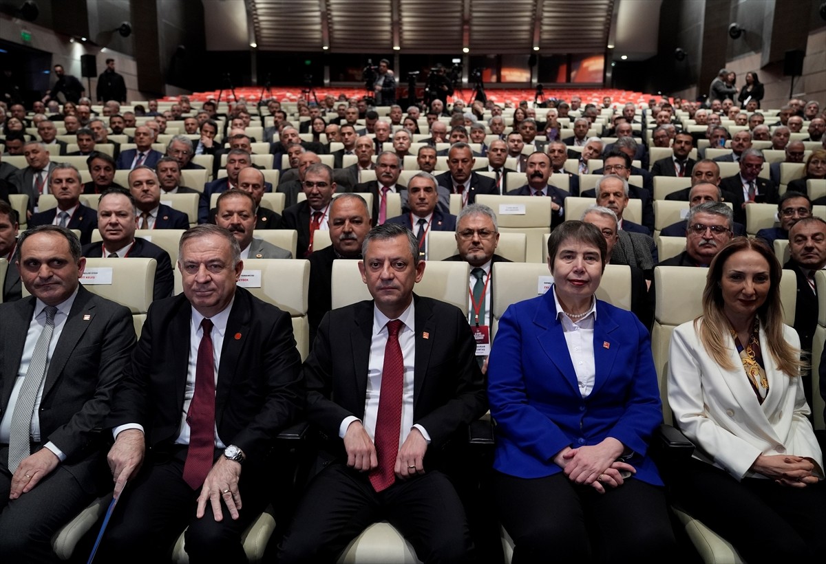CHP Genel Başkanı Özgür Özel, CHP Genel Merkezi'nde düzenlenen İl Genel Meclis Üyeleri Buluşmasına...