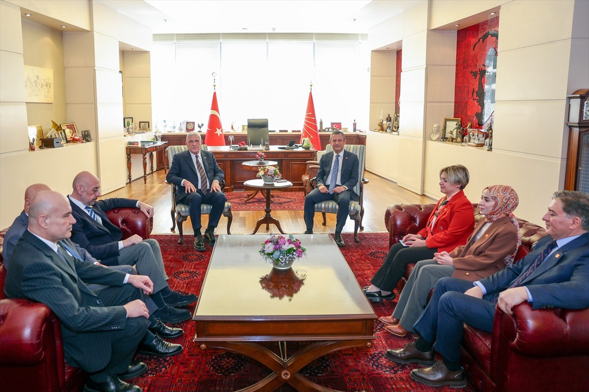 CHP Genel Başkanı Özgür Özel, CHP Genel Merkezi'nde, İYİ Parti Genel Başkanı Müsavat Dervişoğlu ve...