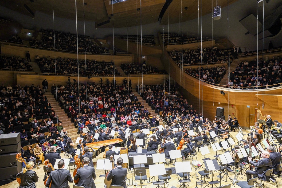 CHP Genel Başkanı Özgür Özel, Cumhurbaşkanlığı Senfoni Orkestrası dinletisine katıldı. Özel'e CHP...