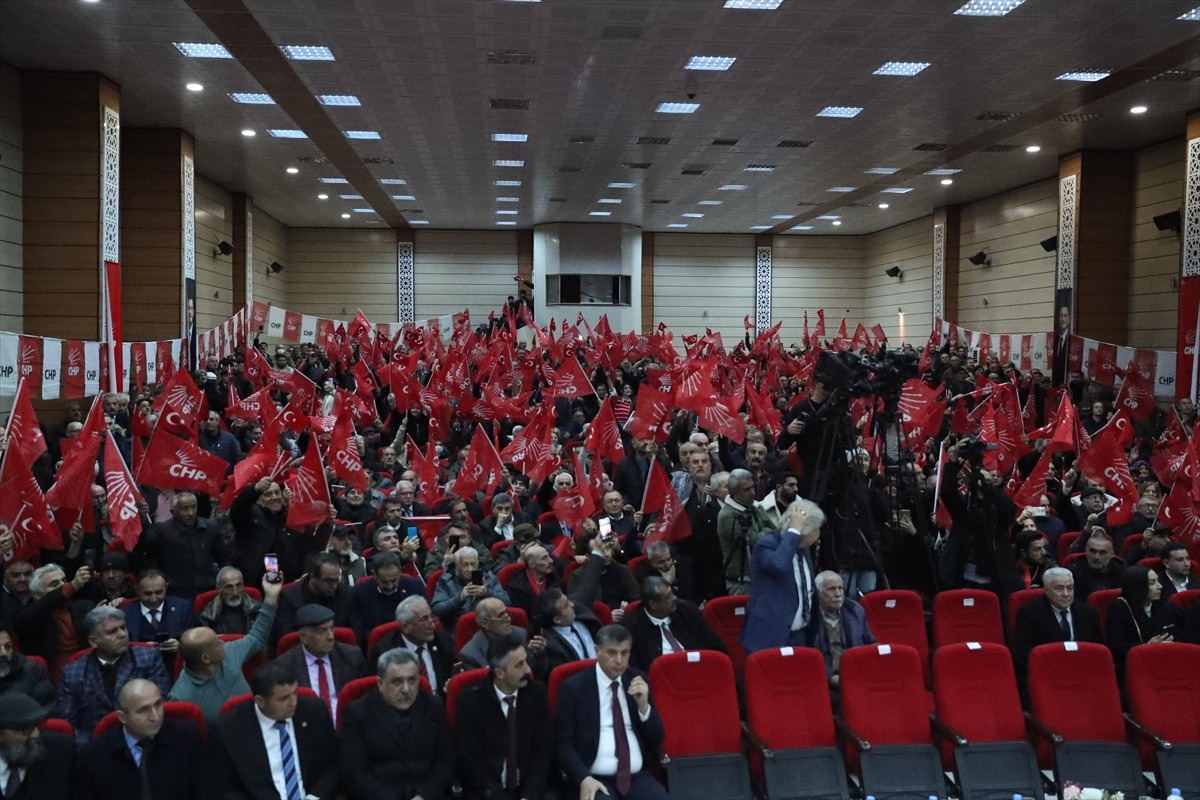 CHP Genel Başkanı Özgür Özel, Erzincan İl Kültür Salonu'nda düzenlenen "Halk Buluşması"na...