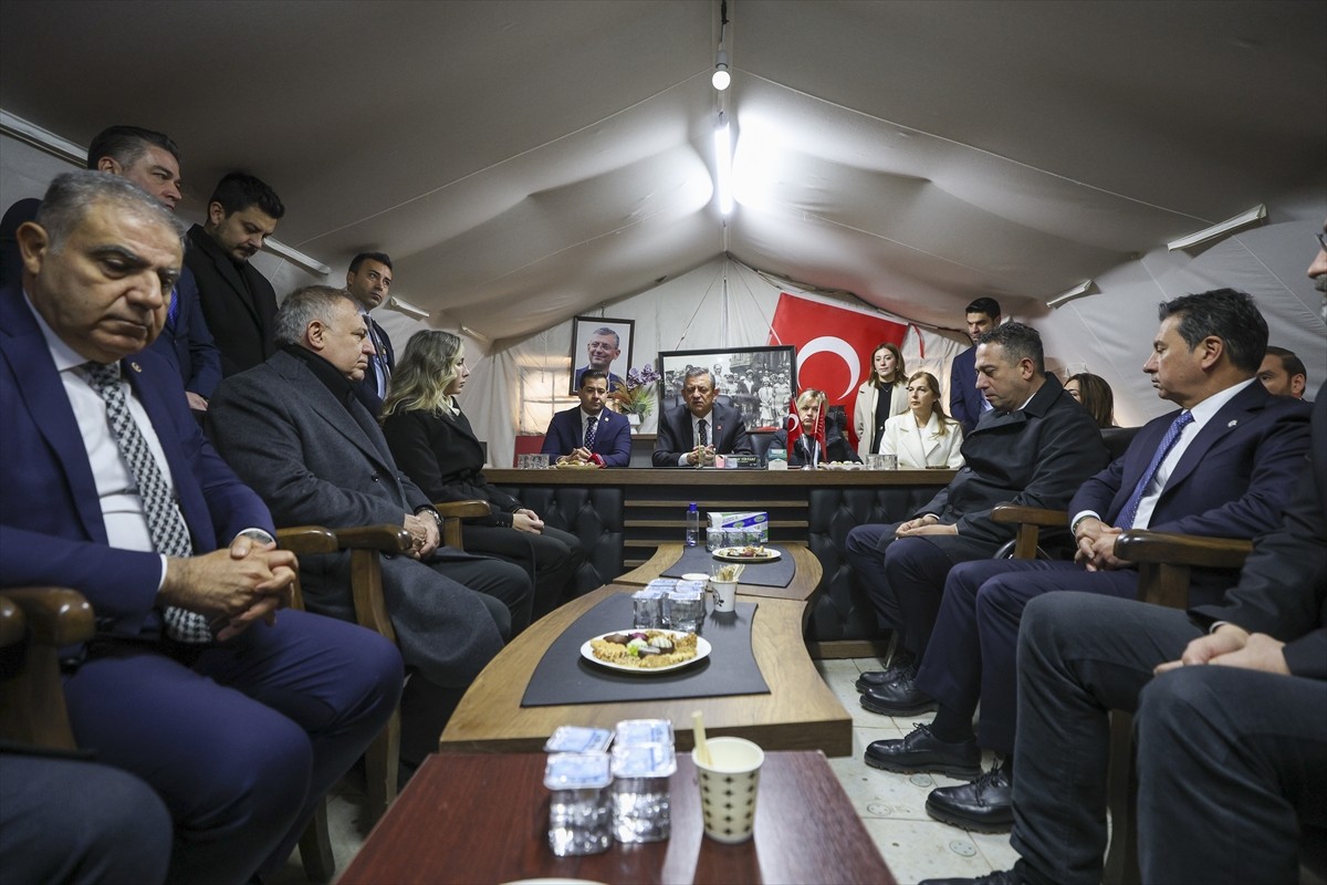 CHP Genel Başkanı Özgür Özel, Hatay'ın Antakya ilçesi Akasya Mahallesi'ndeki CHP İl Başkanlığı...