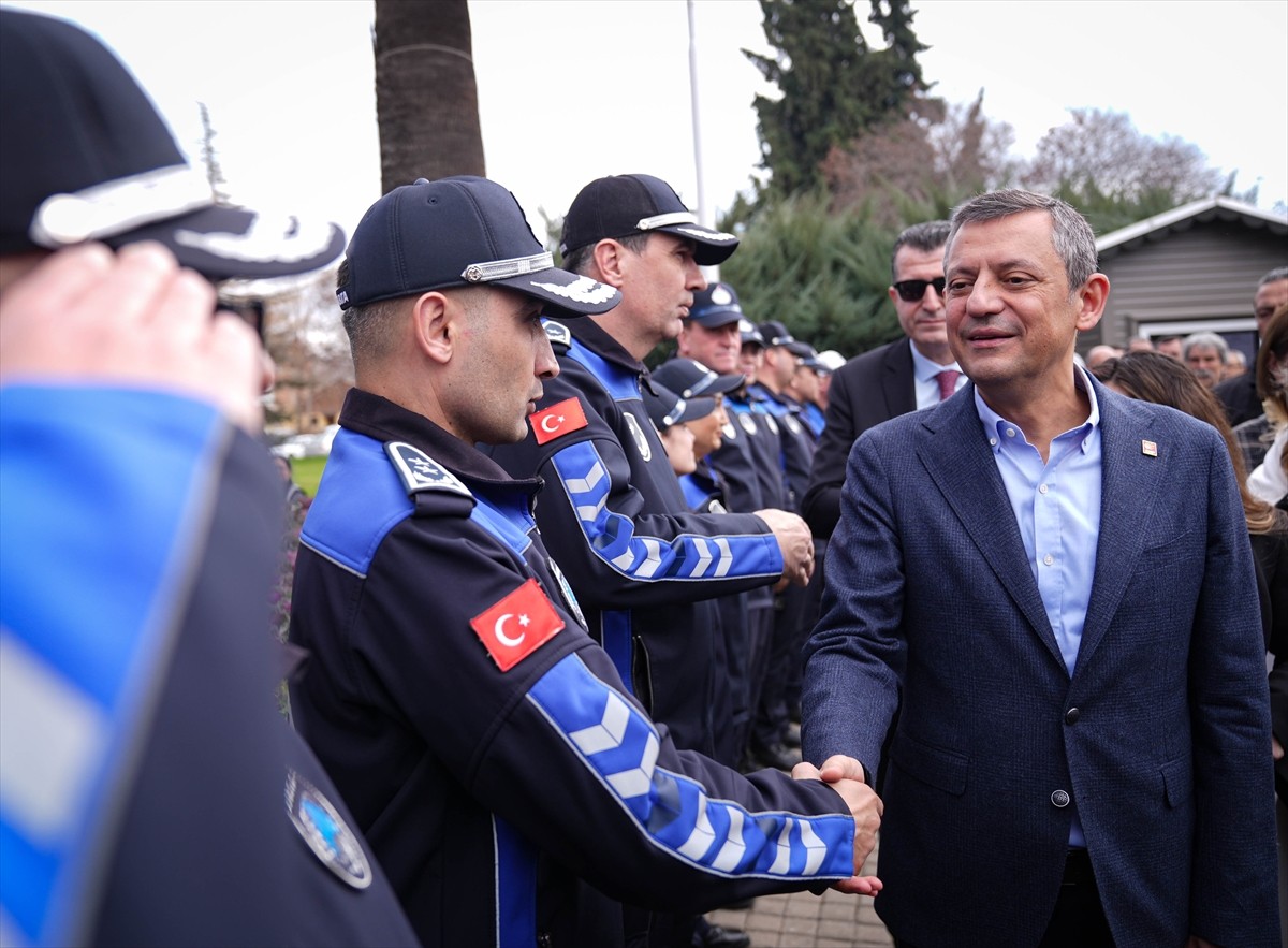 CHP Genel Başkanı Özgür Özel, Manisa'nın Salihli ilçesinde temasları kapsamında Belediye Başkanı...