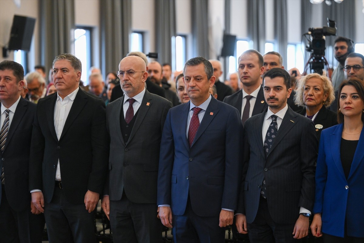 CHP Genel Başkanı Özgür Özel (ortada), Çankaya Belediyesi Zübeyde Hanım Sosyal Tesisi'nde...