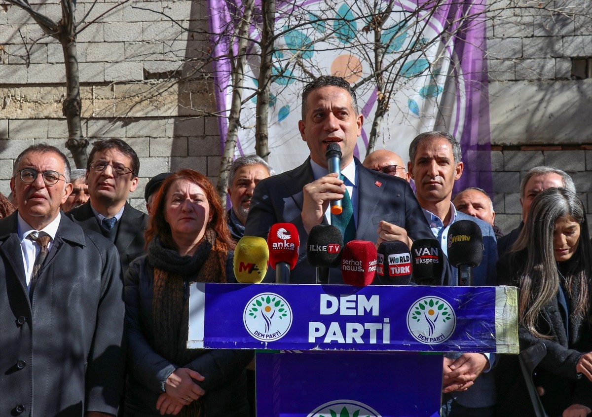 CHP Grup Başkanvekili Ali Mahir Başarır başkanlığındaki CHP heyeti, Van'da DEM Parti İl...