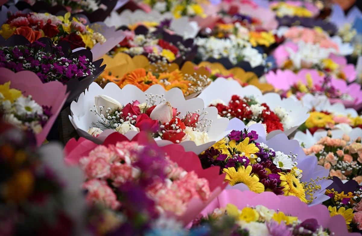 Çiçekçilerde 14 Şubat Sevgililer Günü hareketliliği yaşanırken, bu günün vazgeçilmezi kırmızı gül...