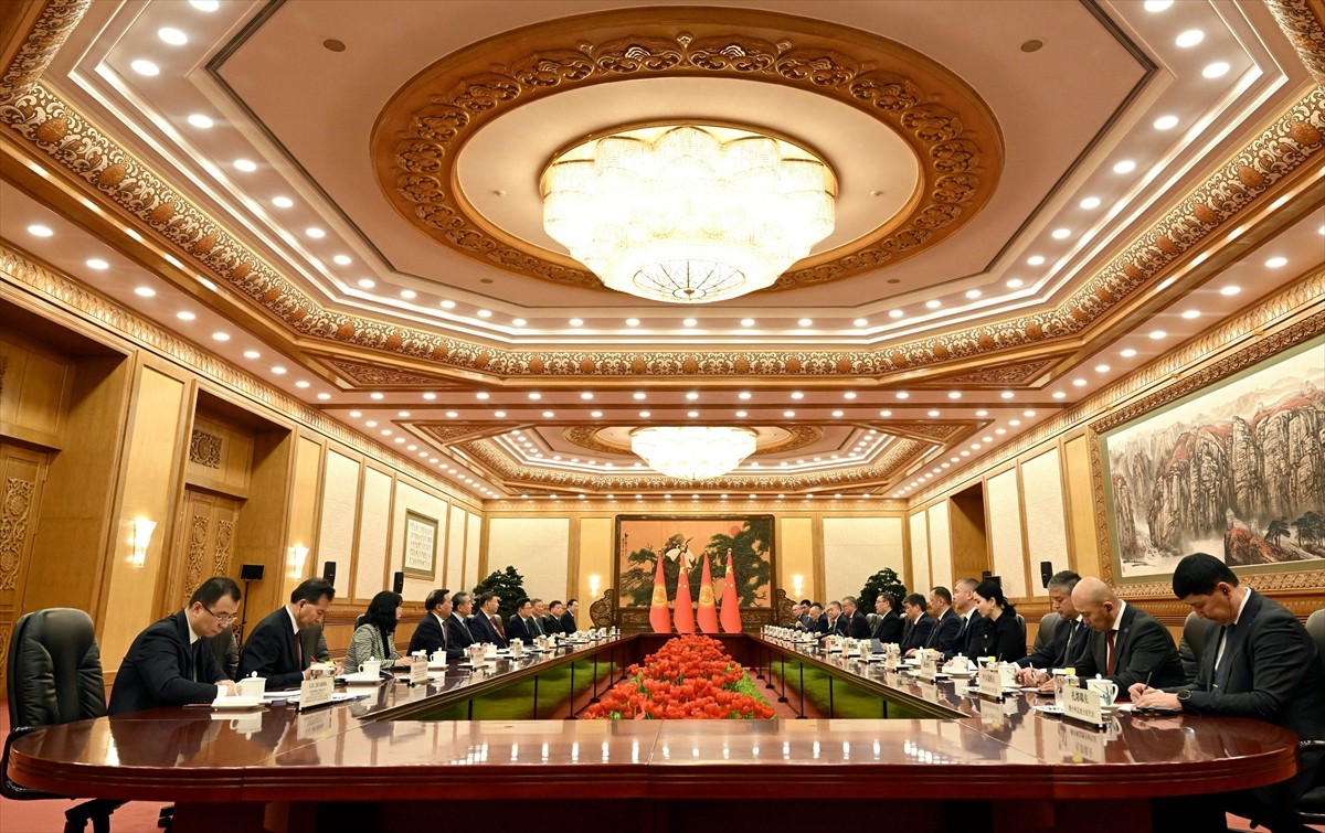 Çin'in başkenti Pekin'e ziyaret gerçekleştiren Kırgızistan Cumhurbaşkanı Sadır Caparov (solda)...