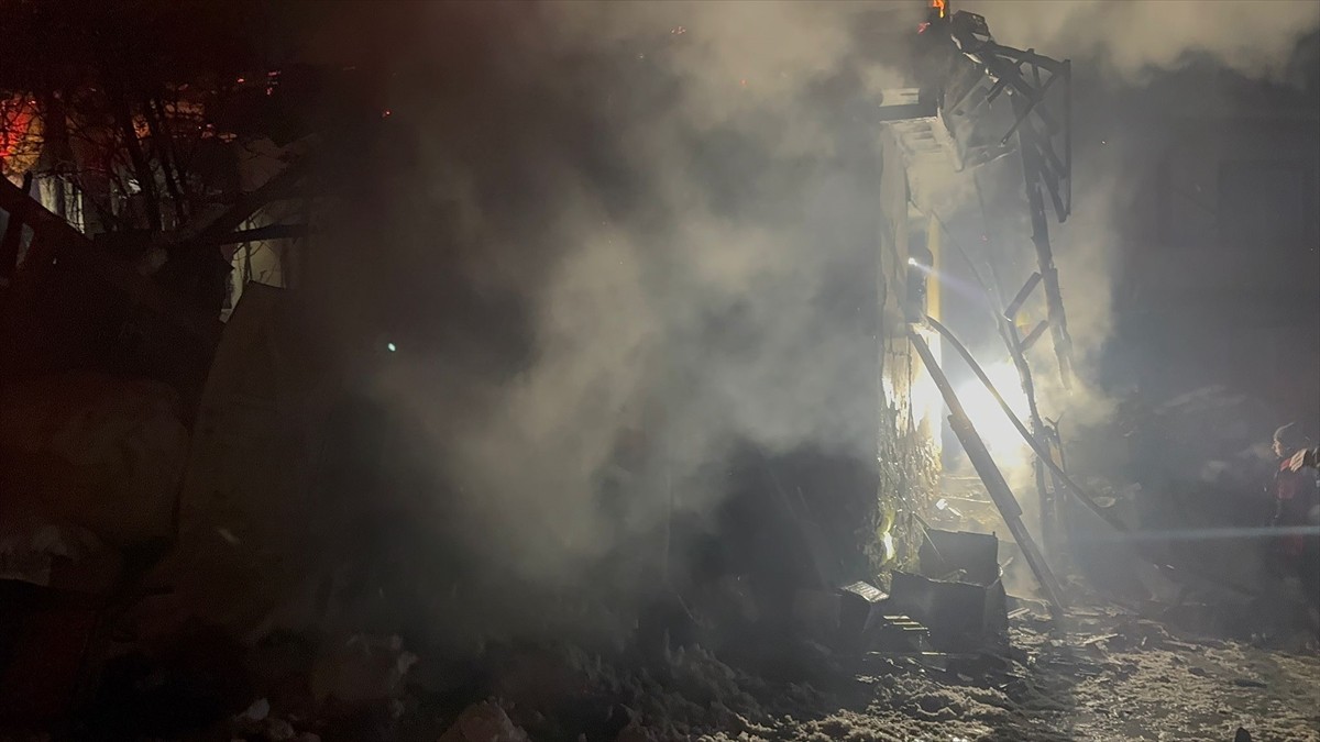 Çorum'da alzaymır hastası yaşlı adam, evinde çıkan yangında hayatını kaybetti. Yangın nedeniyle ev...