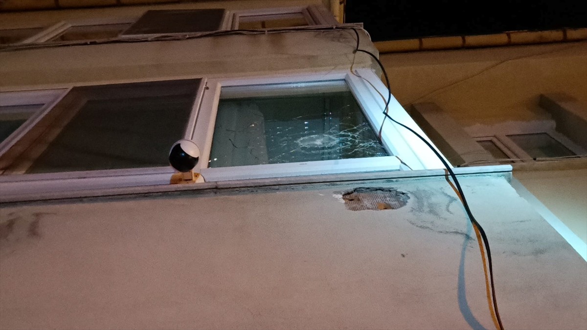 Çorum'da bir ikamete düzenlenen silahlı saldırı hasara neden oldu. Ekipler olay yerinde çalışma...