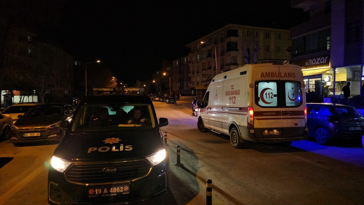 Çorum'da tanımadığı 4 kişinin bıçaklı saldırısına uğrayan genç yaralandı. Bacağından yaralanan...