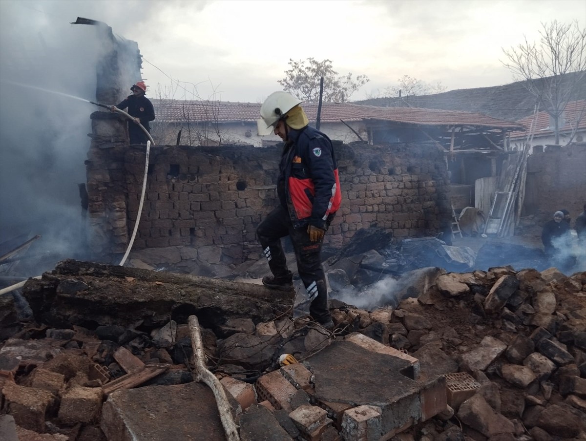 Çorum'un Sungurlu ilçesinde yangın çıkan evde bulunan kişi hayatını kaybetti.