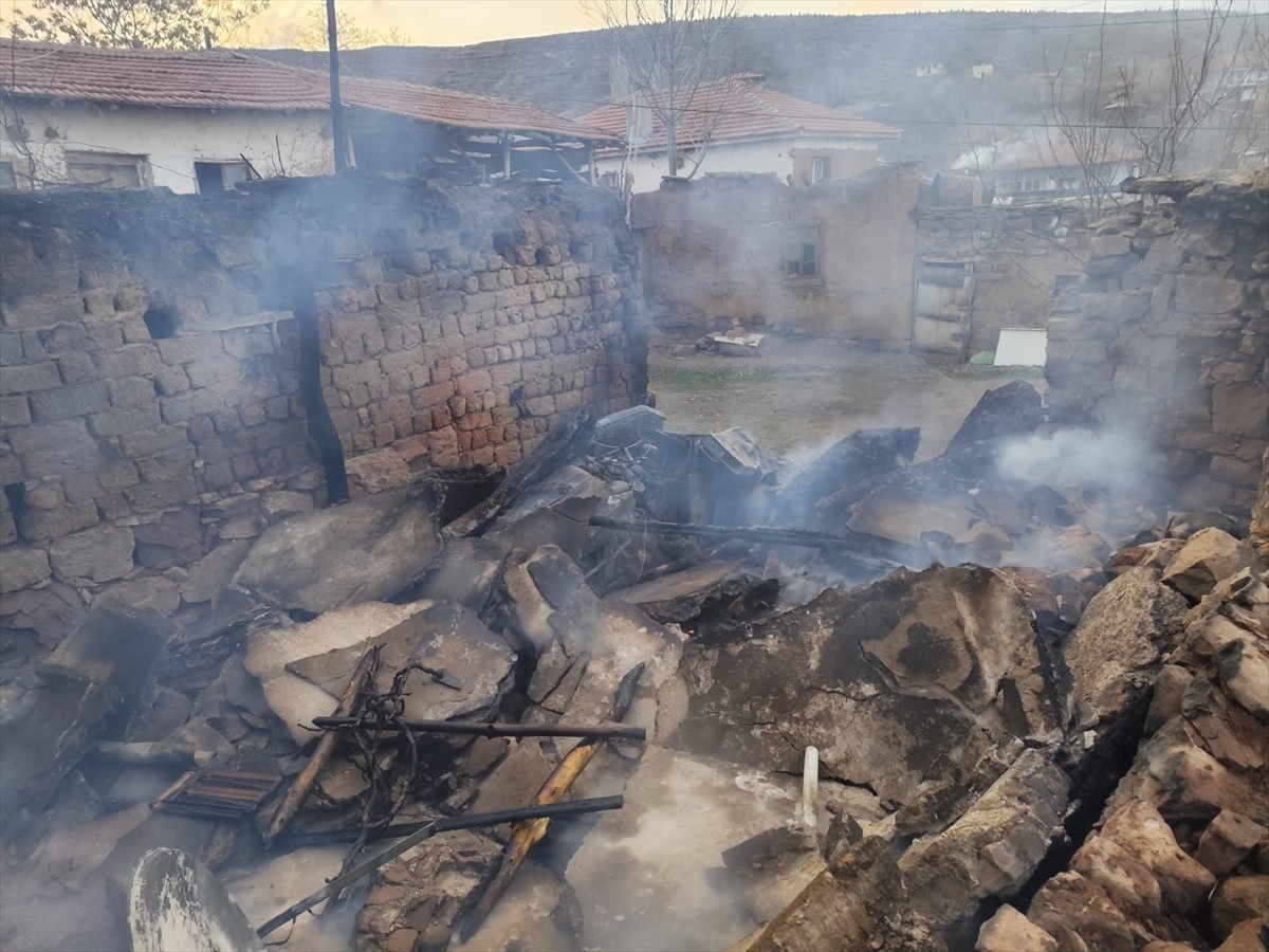 Çorum'un Sungurlu ilçesinde yangın çıkan evde bulunan kişi hayatını kaybetti.