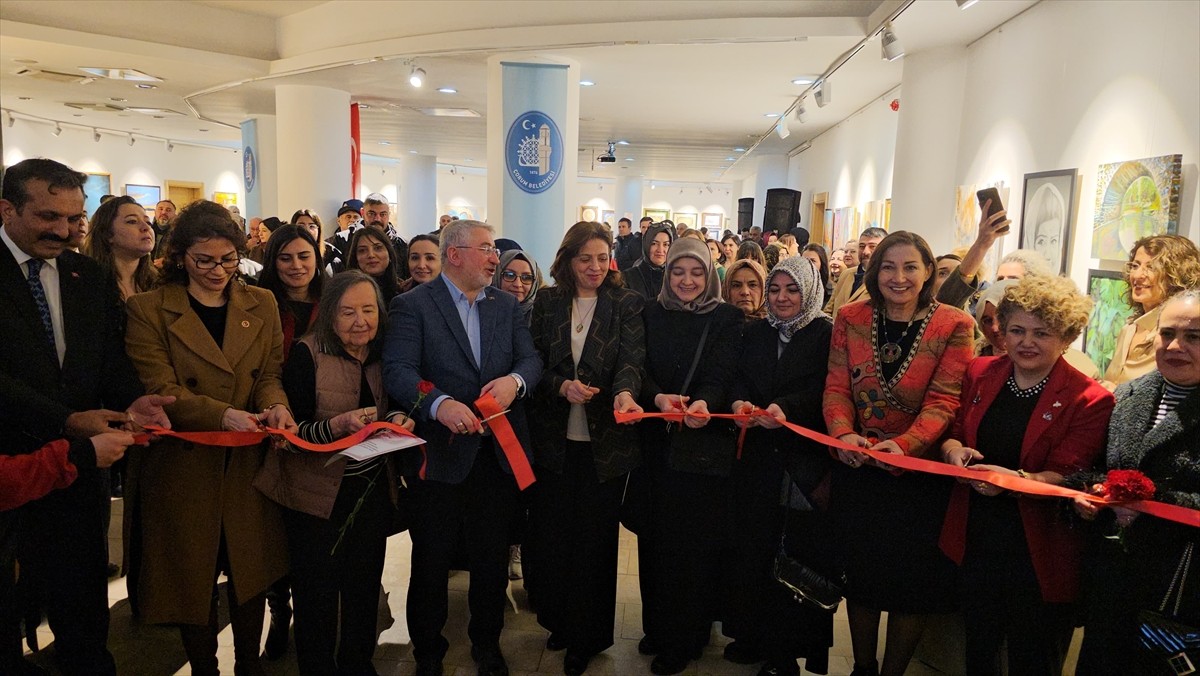 Çorum Belediyesince düzenlenen "2. Puduhepa Kadın Kültür Günleri" kapsamında, 71 kadın ressamın...