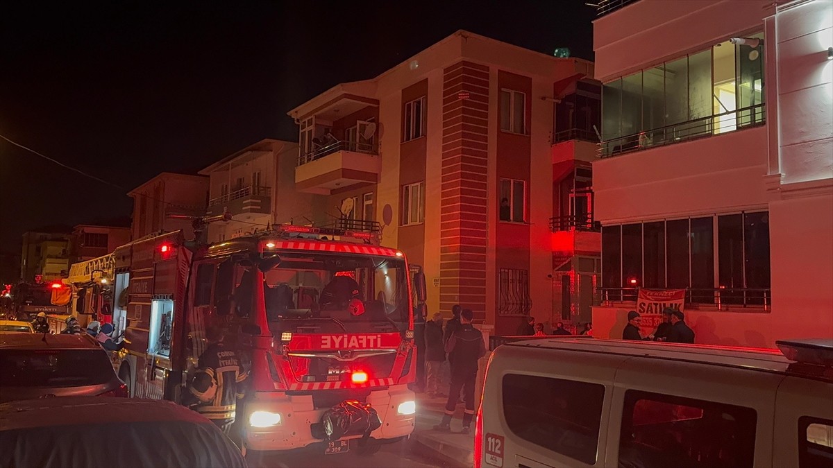 Çorum’da bir evde çıkan yangında dumandan etkilenen anne­ ve baba ile 2 çocukları hastanede tedavi...