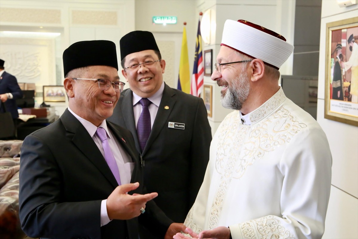 Cumhurbaşkanı Erdoğan'a resmi temaslarda bulunmak üzere gerçekleştirdiği Malezya ziyaretinde eşlik...