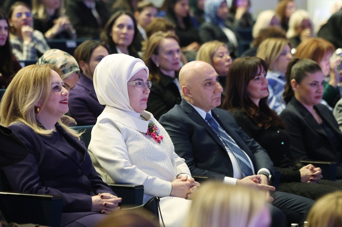 Cumhurbaşkanı Recep Tayyip Erdoğan'ın eşi Emine Erdoğan, İstanbul Finans Merkezi'ndeki Halkbank...