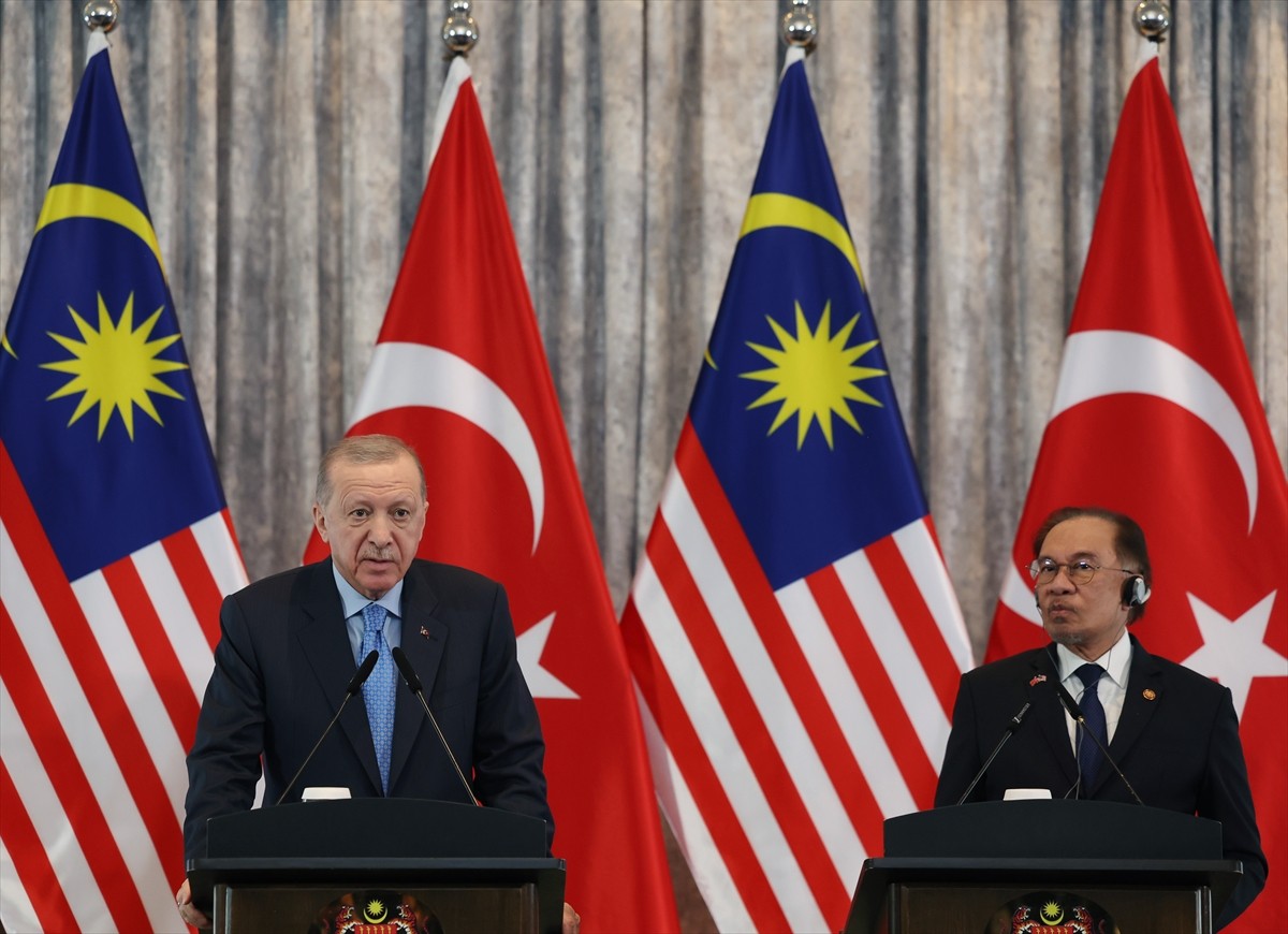 Cumhurbaşkanı Recep Tayyip Erdoğan, resmi temaslarda bulunmak üzere geldiği Malezya'da, Malezya...