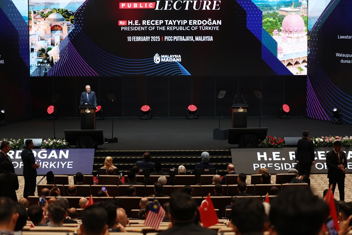 Cumhurbaşkanı Recep Tayyip Erdoğan, resmi ziyaretlerde bulunmak üzere geldiği Malezya'da, Yeni...