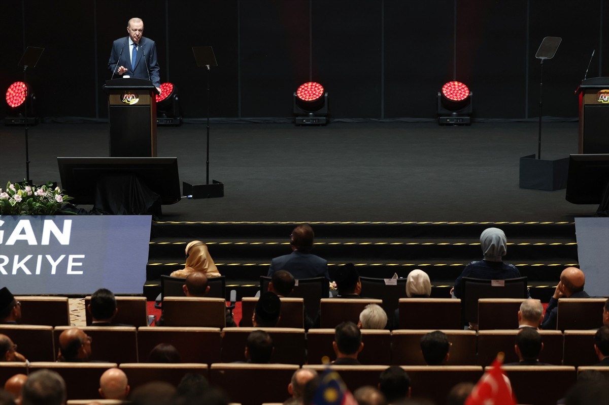 Cumhurbaşkanı Recep Tayyip Erdoğan, resmi ziyaretlerde bulunmak üzere geldiği Malezya'da, Yeni...