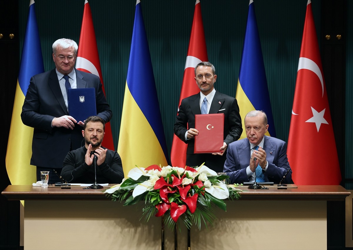 Cumhurbaşkanı Recep Tayyip Erdoğan ve Ukrayna Devlet Başkanı Volodimir Zelenskiy huzurunda, iki...