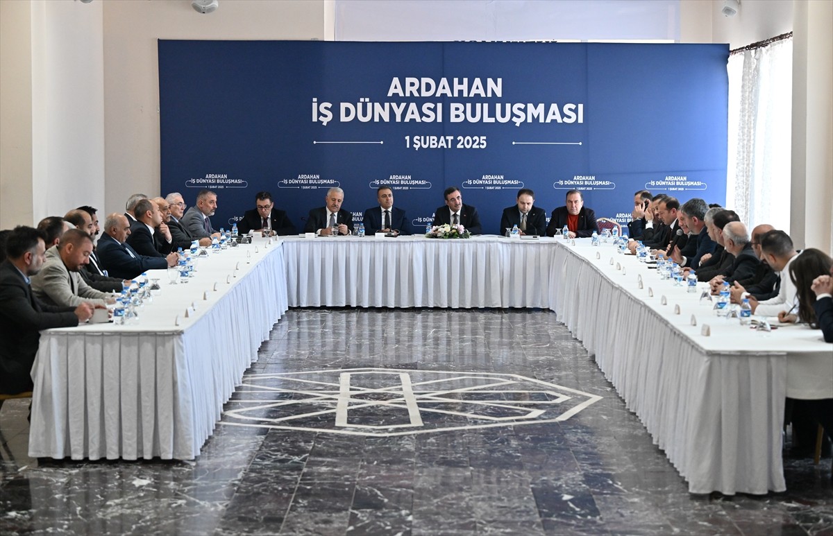 Cumhurbaşkanı Yardımcısı Cevdet Yılmaz, Ardahan'daki ziyaretleri kapsamında 'İş Dünyası Buluşması'...