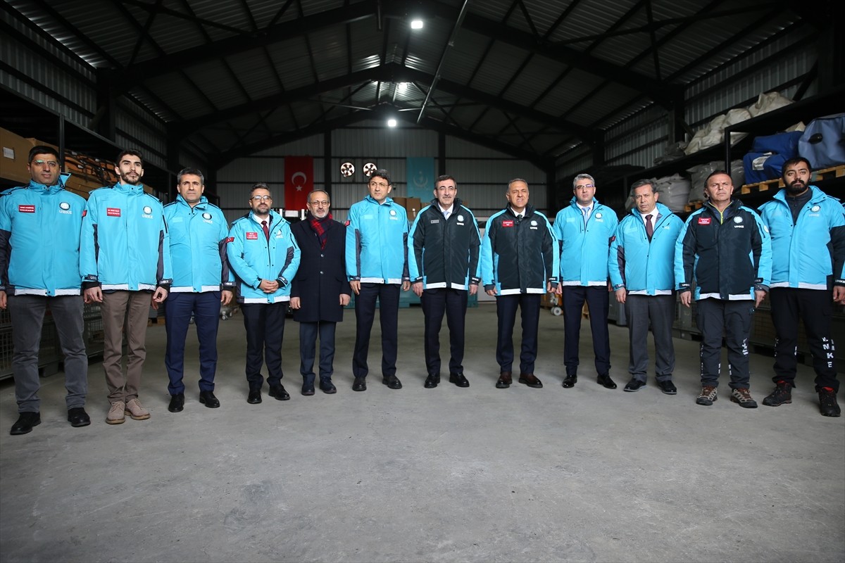 Cumhurbaşkanı Yardımcısı Cevdet Yılmaz, çeşitli temaslarda bulunmak üzere geldiği Bingöl'de, UMKE...