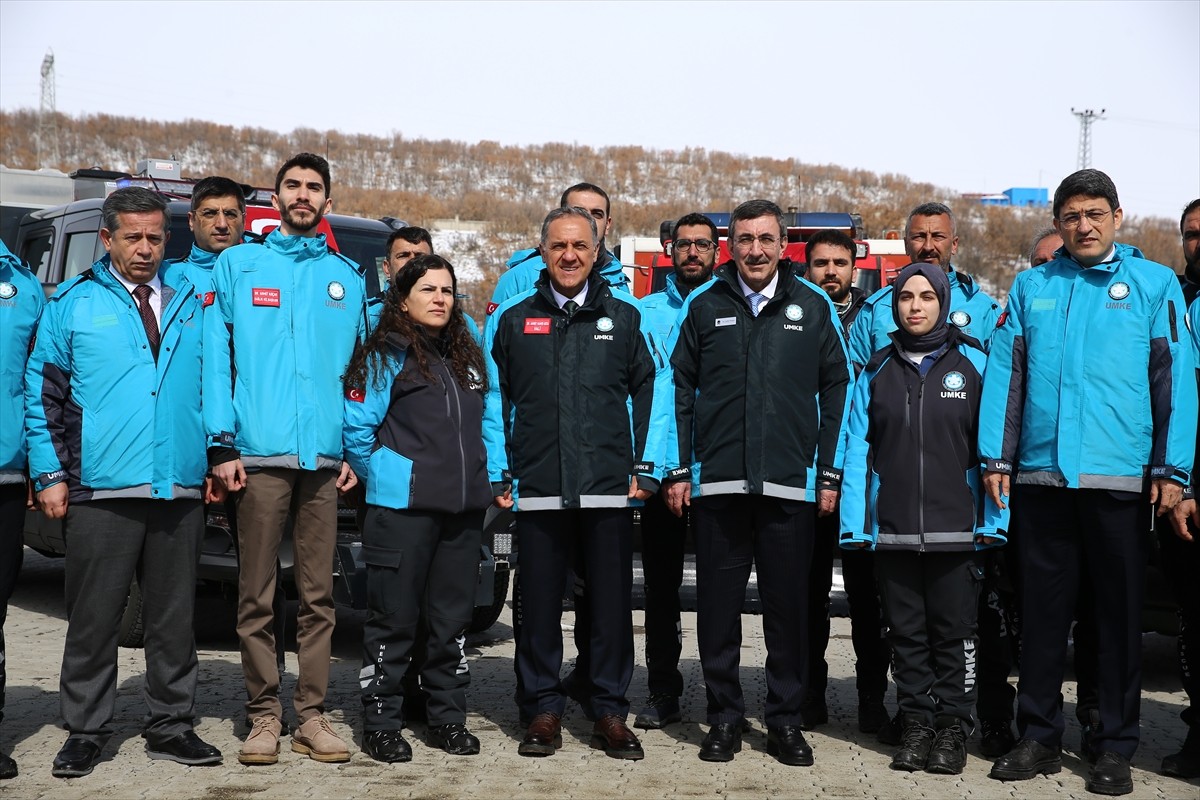 Cumhurbaşkanı Yardımcısı Cevdet Yılmaz, çeşitli temaslarda bulunmak üzere geldiği Bingöl'de, UMKE...