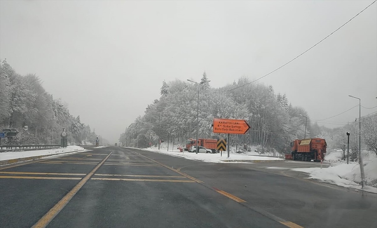 D-100 kara yolu ve Anadolu Otoyolu'nun Bolu Dağı kesiminde kar etkisini gösterdi. 