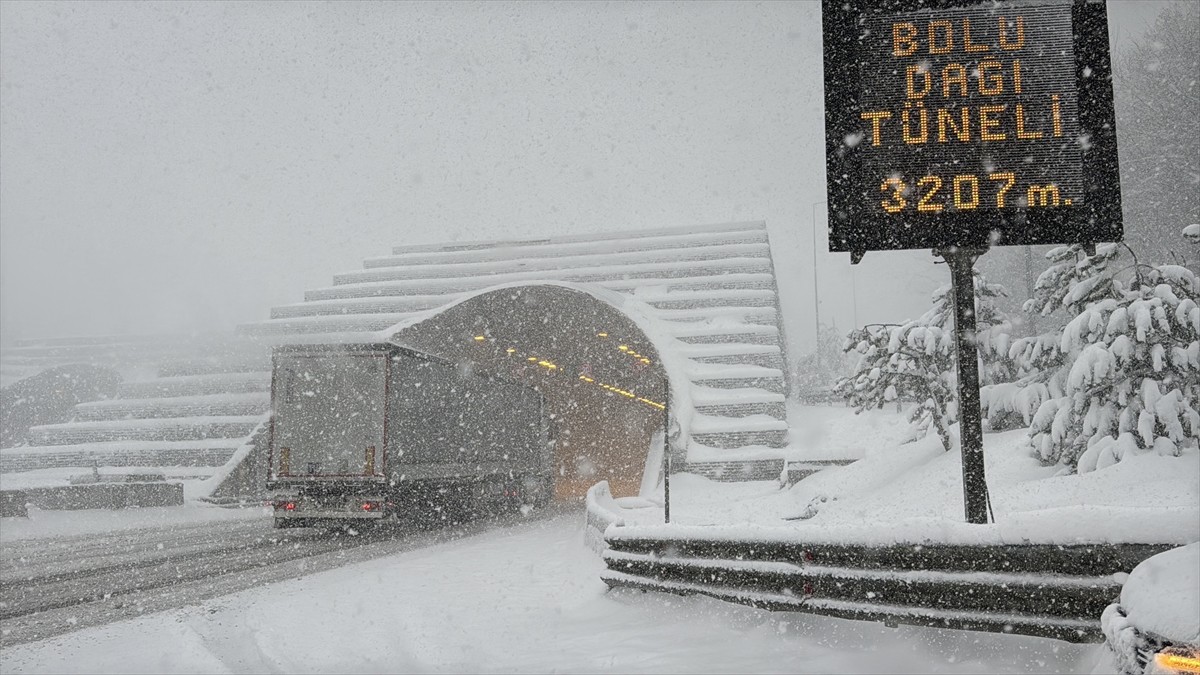 D-100 kara yolu ve Anadolu Otoyolu'nun Bolu Dağı kesiminde kar etkisini gösterdi. 
