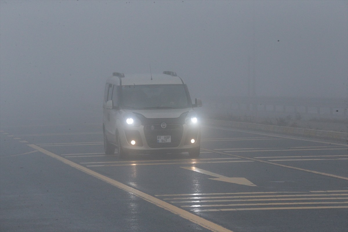 D-100 kara yolunun Bolu Dağı kesiminde etkili olan sis ulaşımı olumsuz etkiledi.