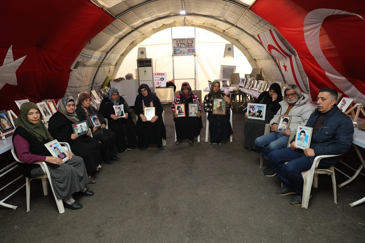 Dağa kaçırılan çocukları için eski HDP il binası önünde oturma eylemi yapan Diyarbakır anneleri...