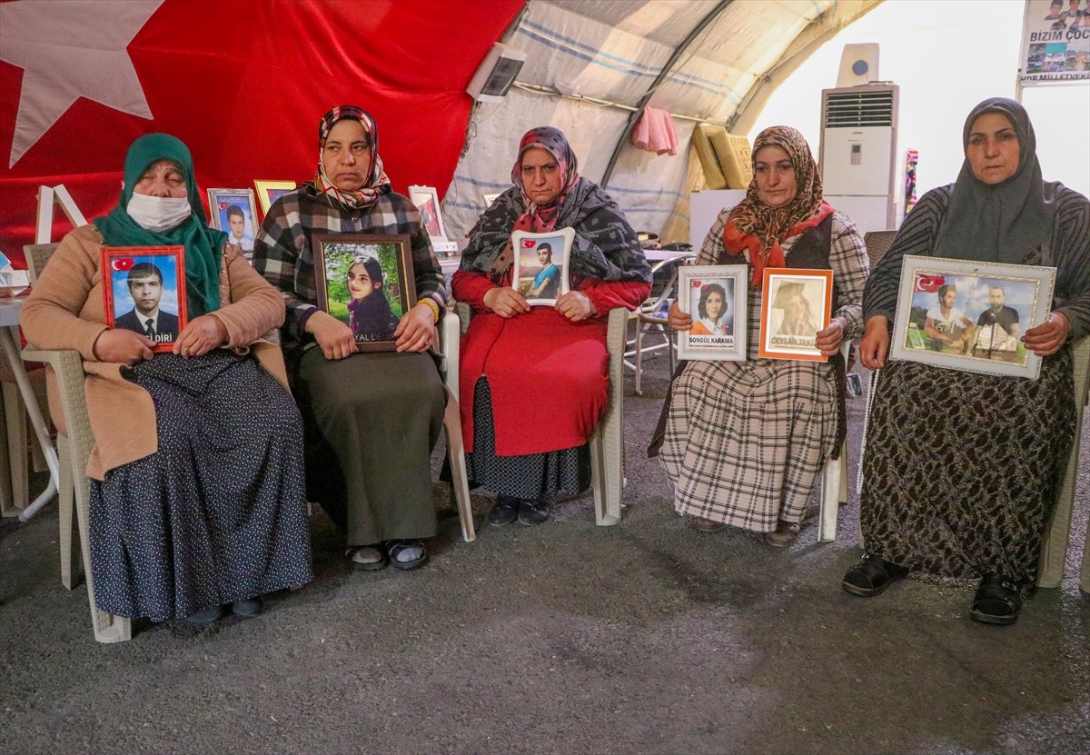 Dağa kaçırılan çocukları için eski HDP il binası önünde oturma eylemi yapan Diyarbakır anneleri...