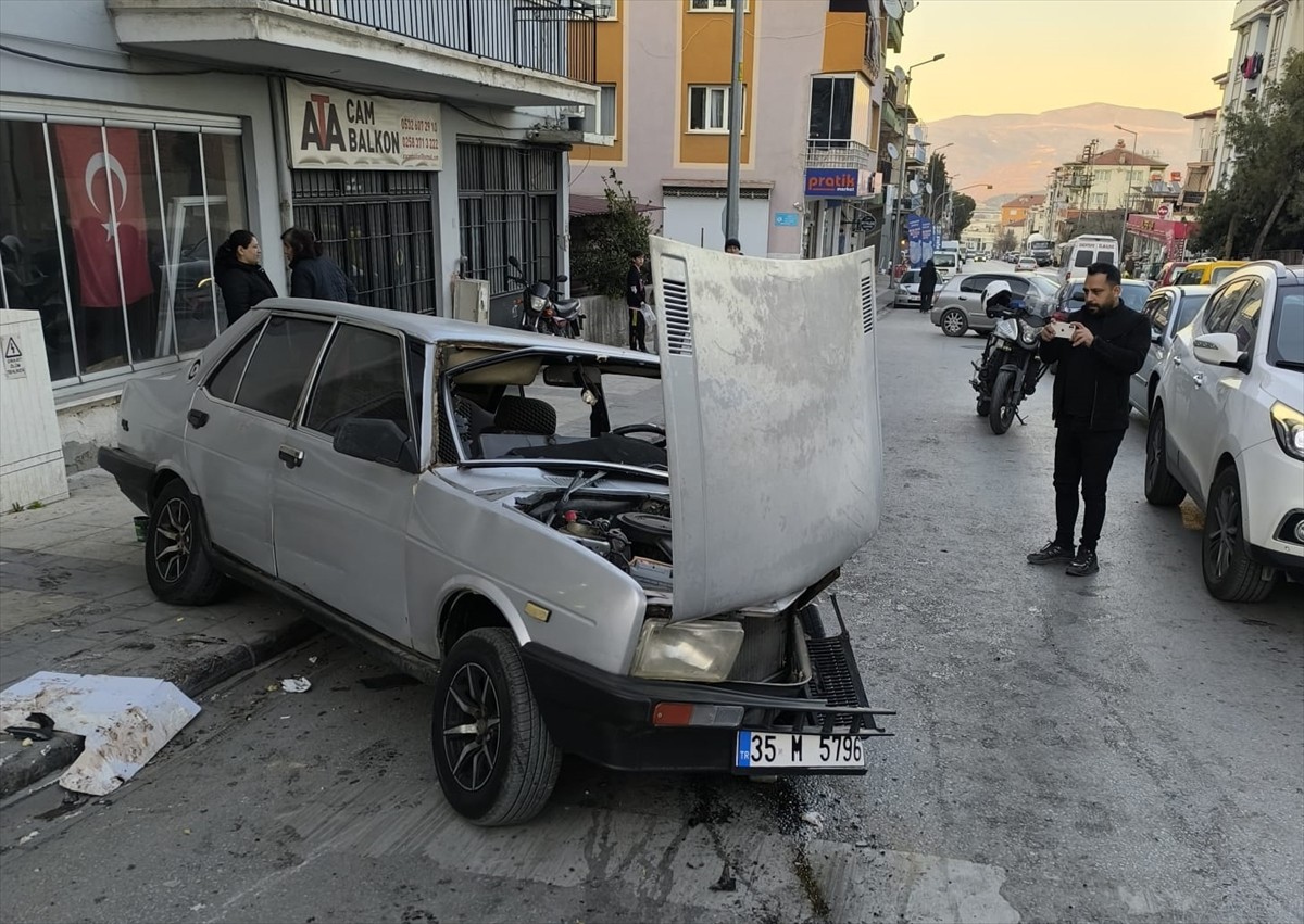 Denizli'nin Merkezefendi ilçesinde trafik polis ekip aracı ile otomobilin çarpışması sonucu 1'i...