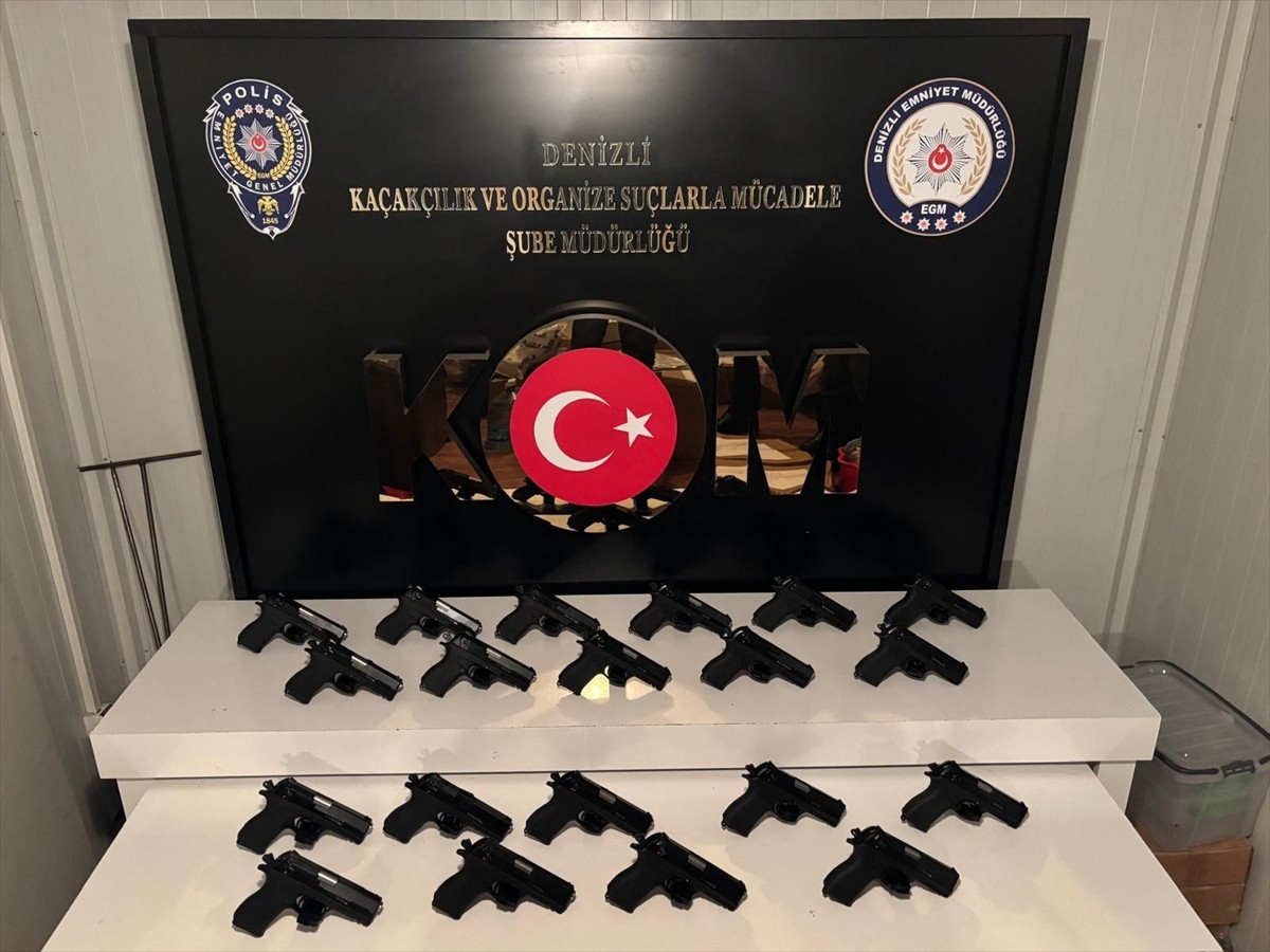 Denizli merkezli 4 ilde silahlı suç örgütüne yönelik operasyonda yakalanan 32 zanlı tutuklandı....