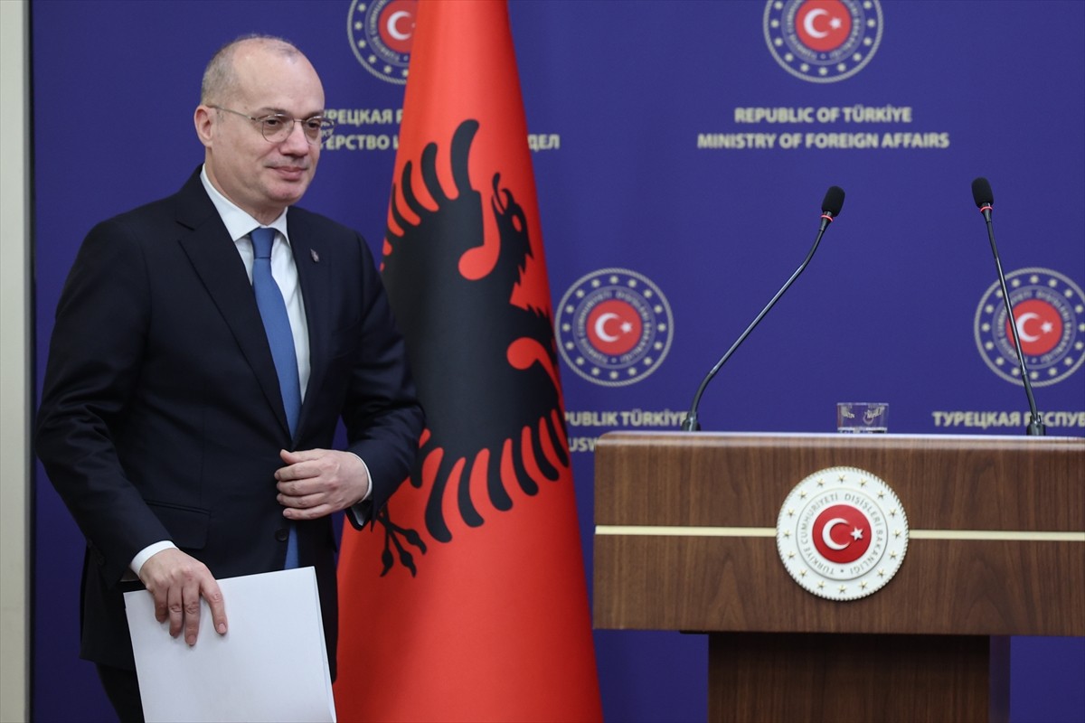 Dışişleri Bakanı Hakan Fidan, Arnavutluk Avrupa ve Dışişleri Bakanı İgli Hasani (fotoğrafta) ile...