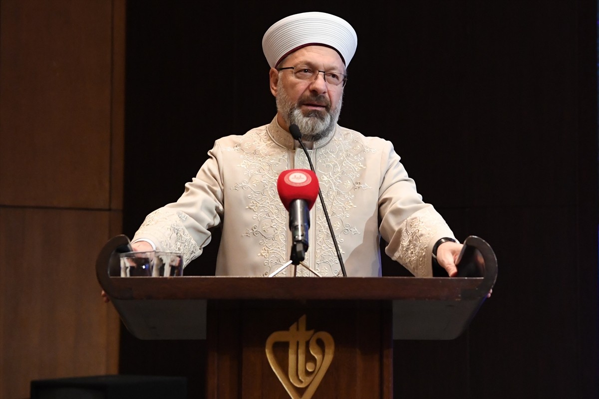 Diyanet İşleri Başkanı Ali Erbaş, Ankara'da Diyanet Vakfı Konferans Salonu'nda dini ihtisas...