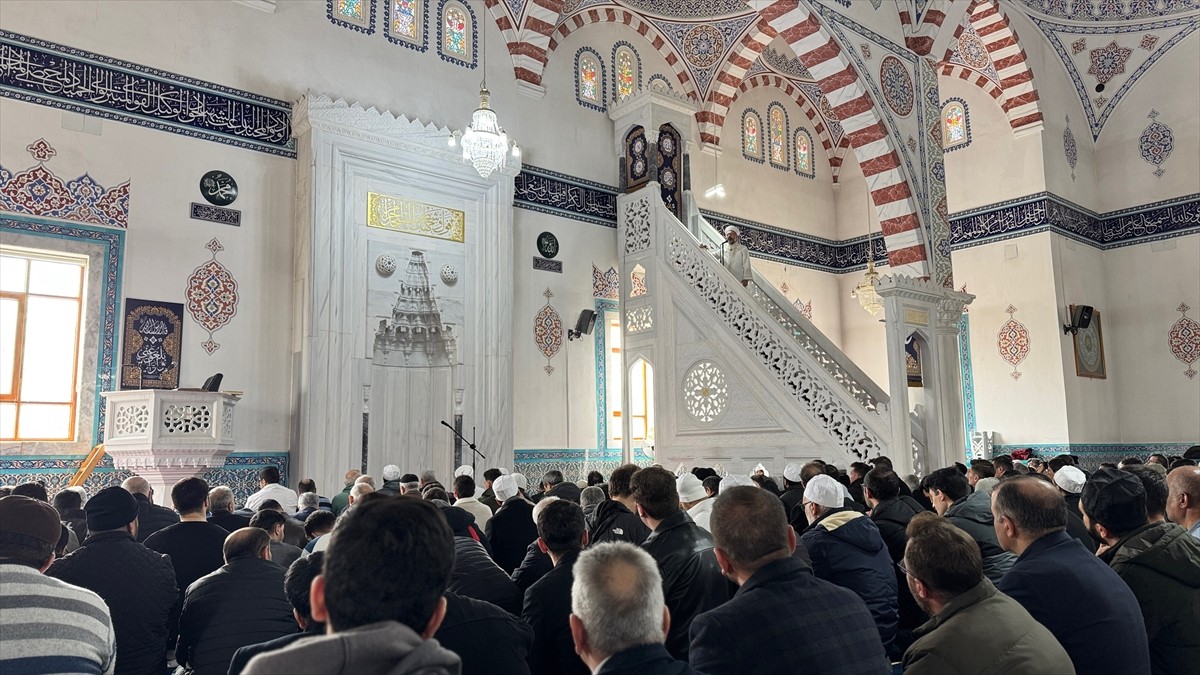 Diyanet İşleri Başkanı Ali Erbaş, Konya'da, Selçuk Üniversitesi Kampüs Camisi'nde hutbe irat etti...