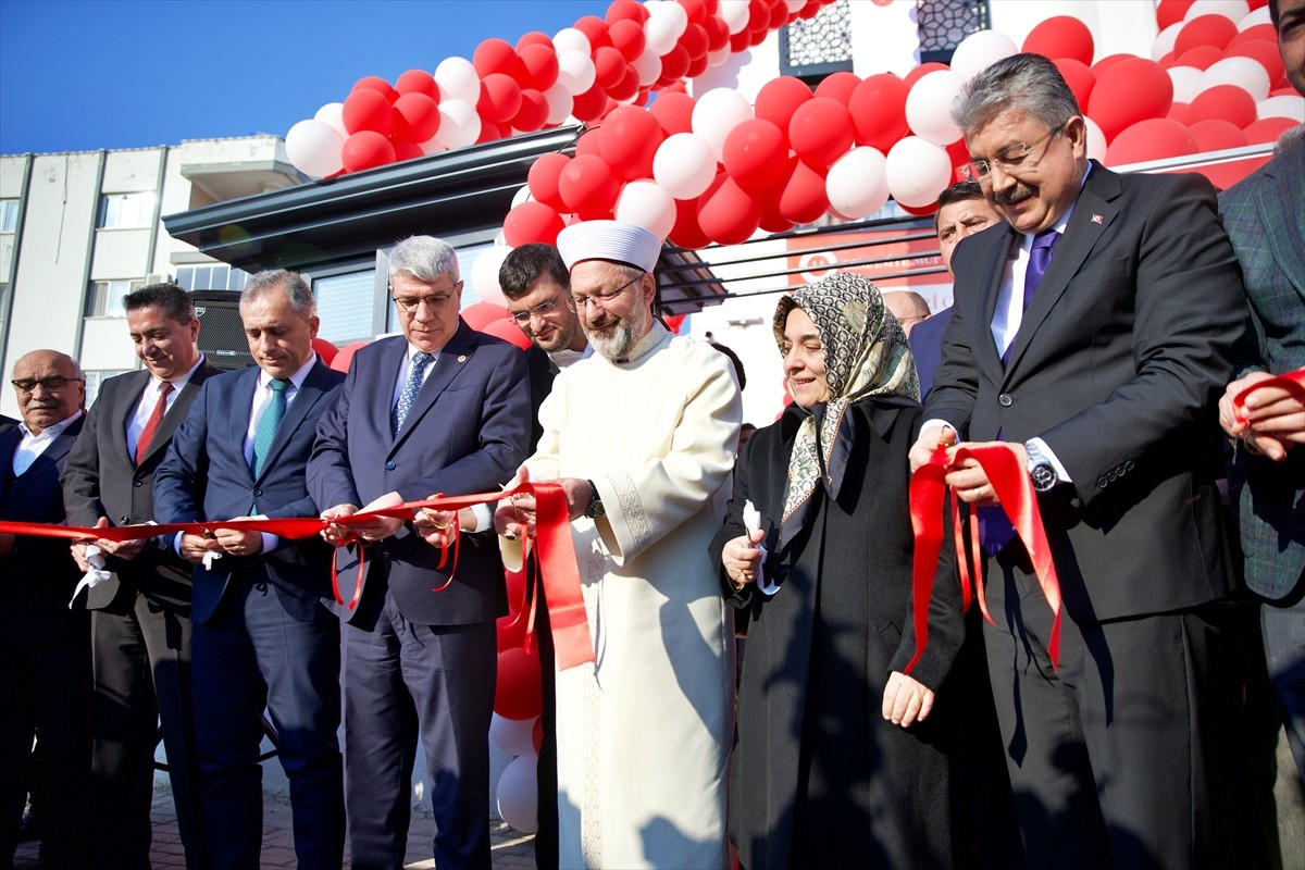 Diyanet İşleri Başkanı Ali Erbaş (sağ 3), Osmaniye'de hayırseverlerce yaptırılan Kur'an kursunun...