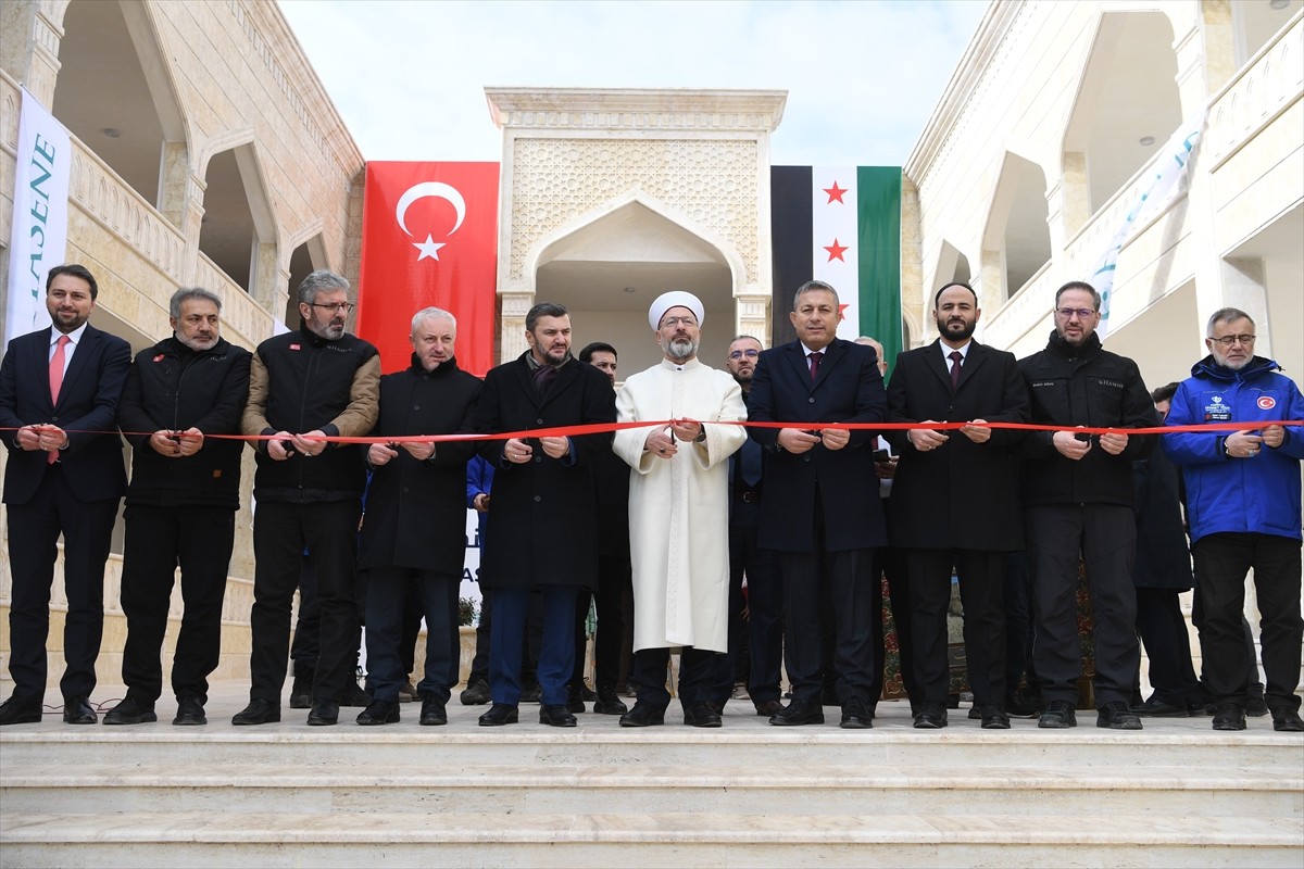 Diyanet İşleri Başkanı Ali Erbaş, Türkiye Diyanet Vakfı (TDV) ile Hasene Vakfı tarafından...