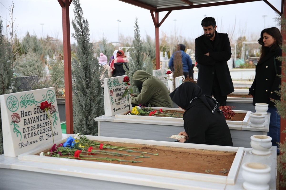 Diyarbakır'da 6 Şubat 2023'te meydana gelen depremlerde yakınlarını kaybedenler mezarlık ziyareti...