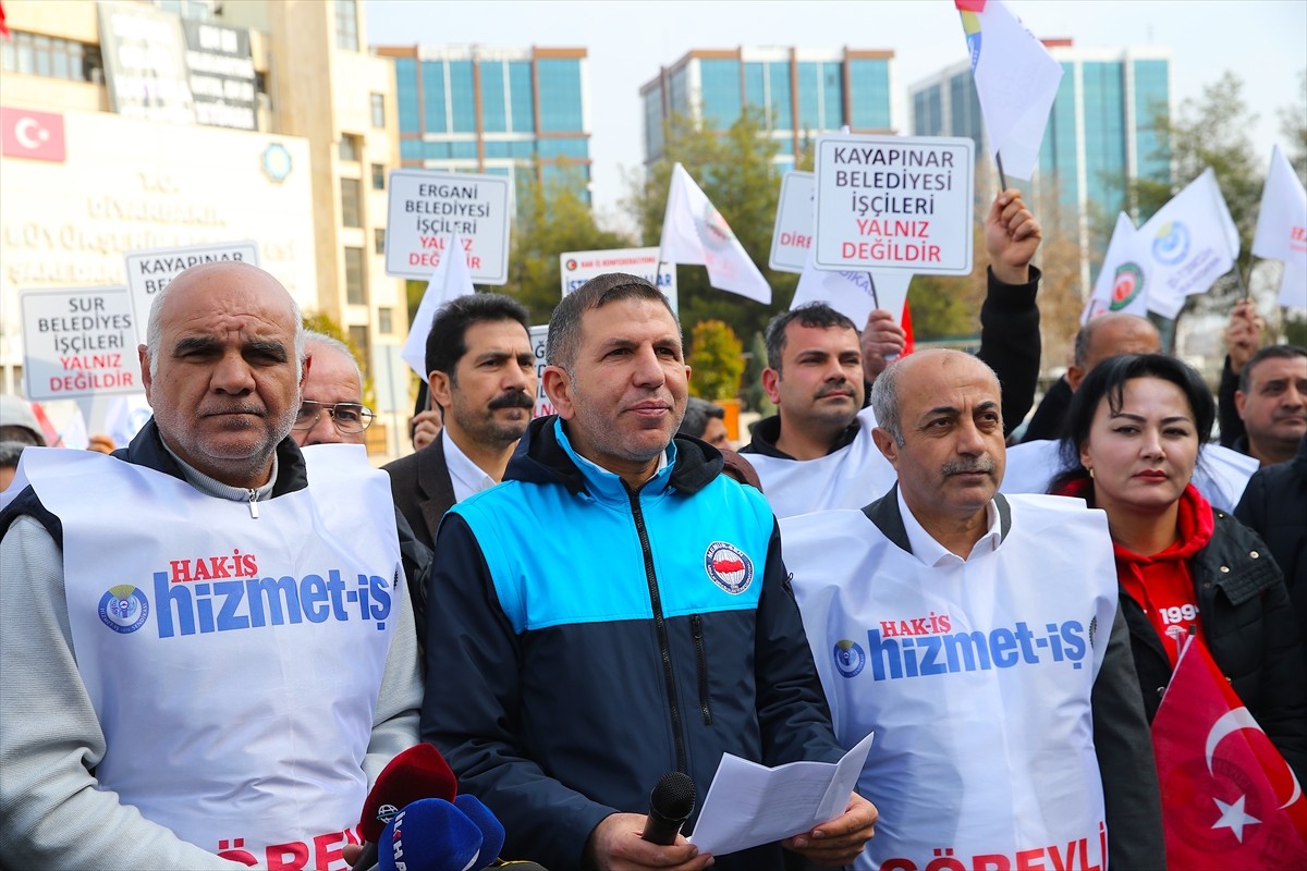 Diyarbakır'da bazı belediyelerde işten çıkarılan işçilerin eylemi devam ediyor. Memur-Sen...